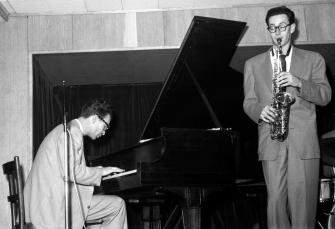 Dave_Brubeck_and_Paul_Desmond_at_Birdland__Marcel_FleissAG335
